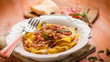 Ravioli di castagne con speck e pinoli