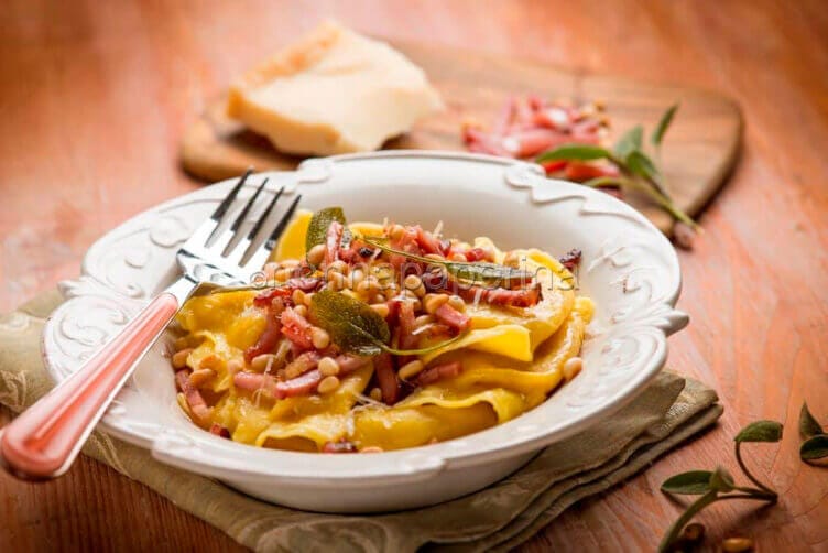 Ravioli di castagne con speck e pinoli