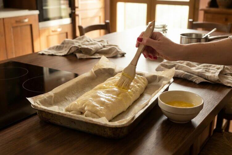 Spennellare lo strudel di mele prima di cuocerlo in forno Spennellare lo strudel di mele prima di cuocerlo in forno 1