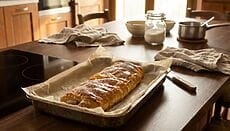 Strudel di mele intero con pasta sfoglia dorato appena sfornato