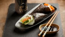 Temaki di salmone dalla cucina giapponese Temaki di salmone dalla cucina giapponese