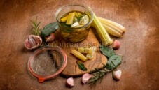 La semplicità e la bontà dei cardi selvatici sott’olio