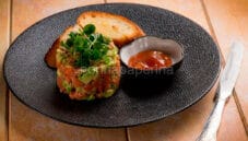 Tartare di salmone e avocado per un ottimo antipasto Tartare di salmone e avocado per un ottimo antipasto