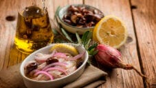 Alici marinate con cipolla di Tropea, un piatto calabrese Alici marinate con cipolla di Tropea, un piatto calabrese