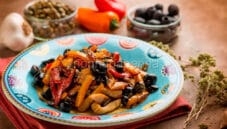 Straccetti di pollo con peperoni e olive: un secondo rustico