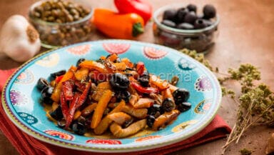 Straccetti di pollo con olive e peperoni