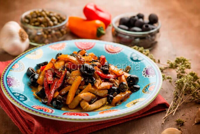 Straccetti di pollo con olive e peperoni