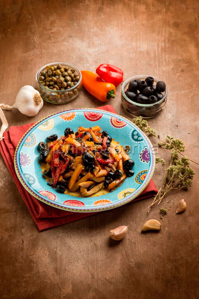 Straccetti di pollo con olive e peperoni Straccetti di pollo con olive e peperoni