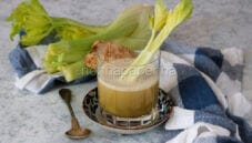 Centrifugato di sedano : elisir di benessere Centrifugato di sedano : elisir di benessere