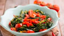 Cicoria al pomodoro, un contorno gustoso Cicoria al pomodoro, un contorno gustoso