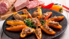 Peperoni ripieni: una ricetta sfiziosa per un pranzo gustoso Peperoni ripieni: una ricetta sfiziosa per un pranzo gustoso