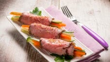 Ricetta veloce: gli involtini di roast beef con verdure. Ricetta veloce: gli involtini di roast beef con verdure.