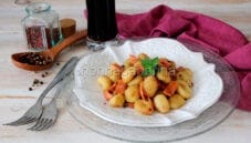 Gnocchi al salmone e doppio pepe sfumati alla birra