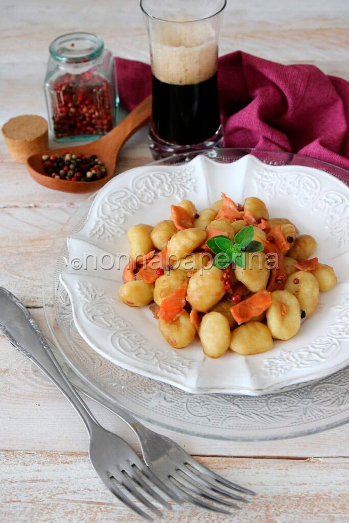 Gnocchi al salmone e doppio pepe sfumati alla birra