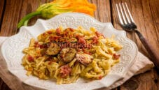 Tagliatelle con zucchine, salsiccia e fiori di zucca