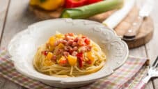 Spaghetti con peperoni e pancetta affumicata, un primo unico
