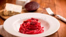 Tagliatelle con barbabietole e zola dolce