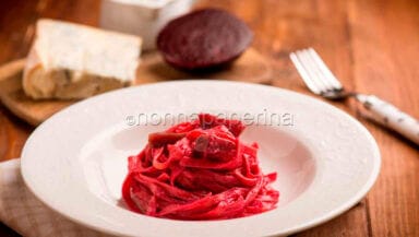Tagliatelle con barbabietole e zola dolce