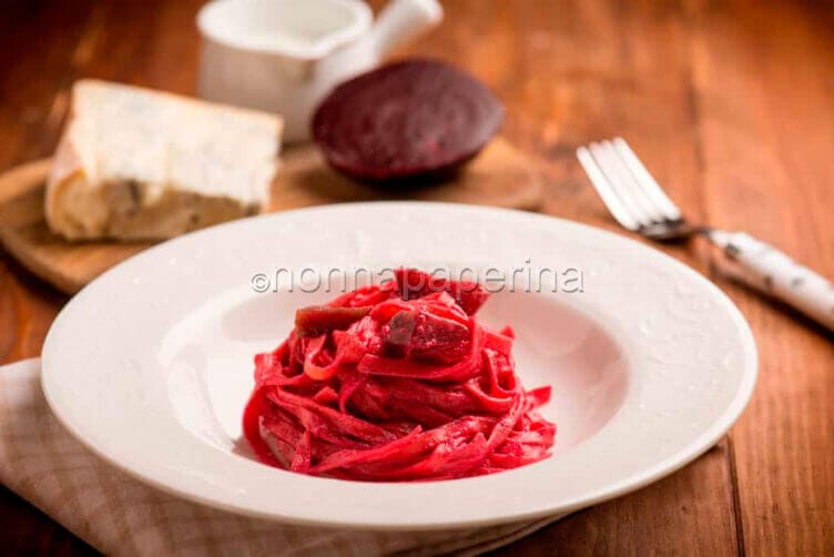 Tagliatelle con barbabietole e zola dolce Tagliatelle con barbabietole e zola dolce