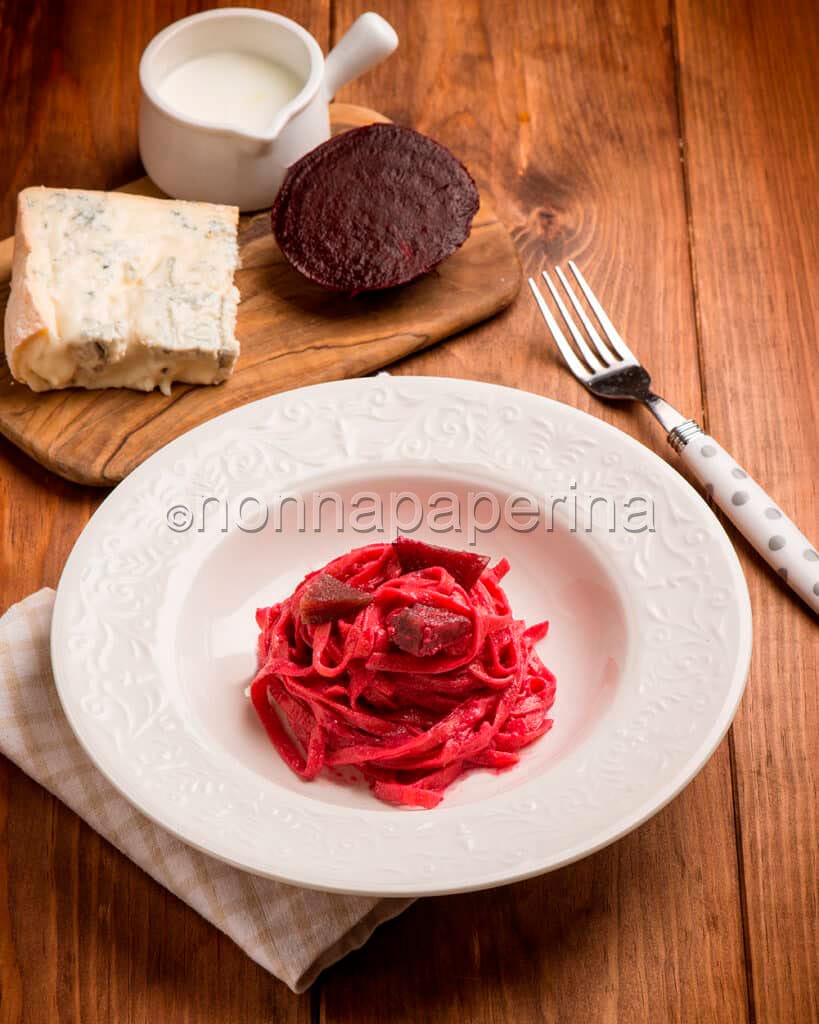Tagliatelle con barbabietole e zola dolce