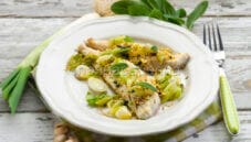 Nasello con salvia, pistacchi e cipollotti : semplice