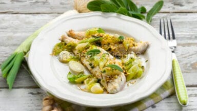 nasello con salvia, pistacchi e cipollotti