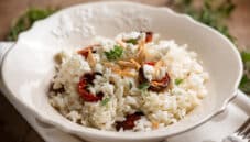 Risotto con pomodorini, mandorle e feta