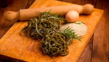 Tagliatelle alle erbe fatte in casa