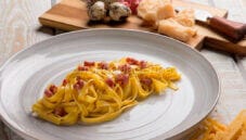 Tagliatelle alla Carbonara con uova di quaglia e salsiccia