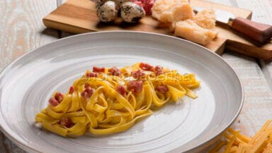 Tagliatelle alla carbonara con uova di quaglia