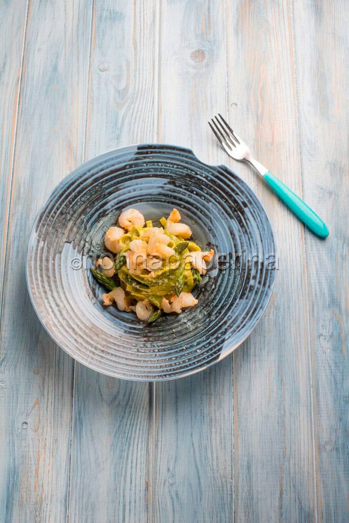 Tagliatelle con asparagi e gamberi