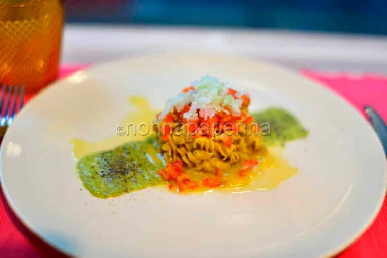 Fusilli di amaranto e curcuma con peperone