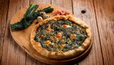 Torta salata con cavolo nero, speck e uova di quaglia