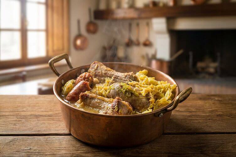 Cassoeula leggera con verza, costine e salsiccia in pentola Cassoeula leggera con verza, costine e salsiccia in pentola