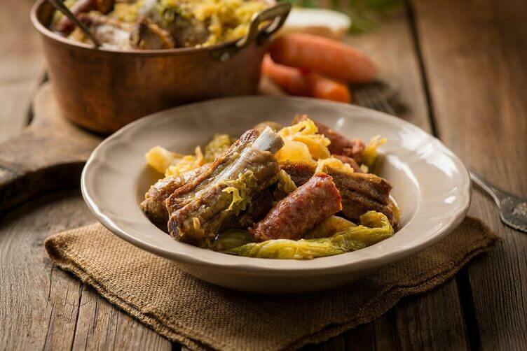 Cassoeula leggera con verza, costine e salsiccia nel piatto