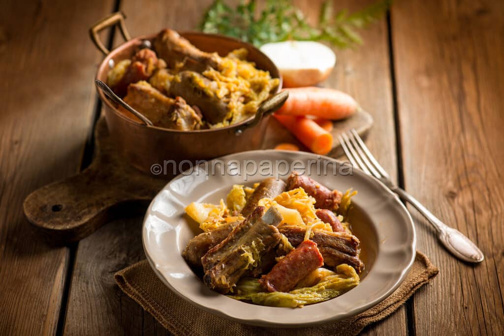 Cassoeula leggera con verza, costine e salsiccia 