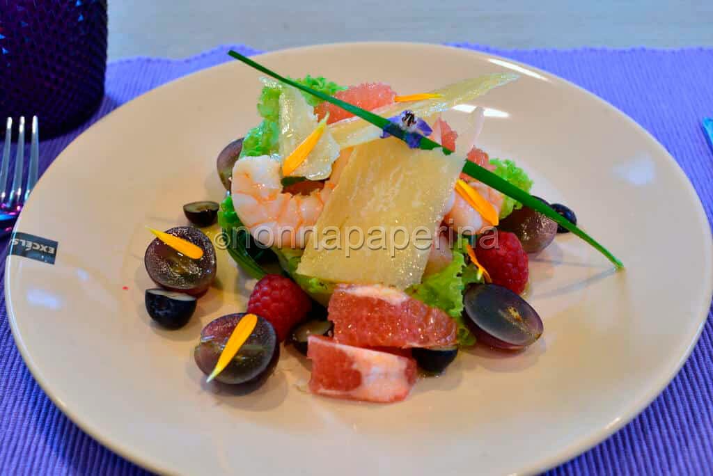 gamberi in insalata di frutti e parmigiano