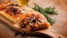 Pizza senza glutine con sgombri e olive taggiasche