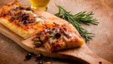 Pizza senza glutine con sgombri e olive taggiasche Pizza senza glutine con sgombri e olive taggiasche