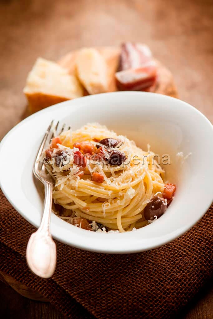 Spaghetti con olive greche e rigatino Spaghetti con olive greche e rigatino