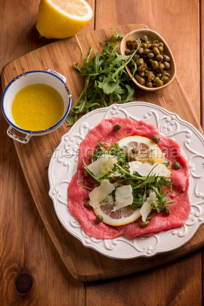 Carpaccio di manzo con capperi Carpaccio di manzo con capperi