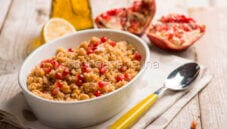 Insalata di quinoa con ceci e melagrana