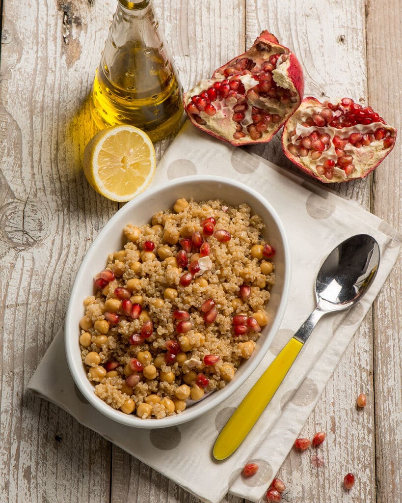 Insalata di quinoa con ceci e melagrana