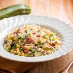 Risotto con zucchine e pancetta, un primo semplice e gustoso Risotto con zucchine e pancetta, un primo semplice e gustoso