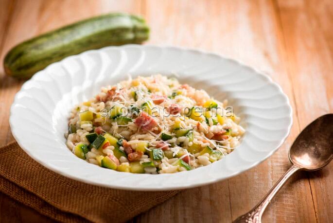 Risotto con zucchine e pancetta, un primo semplice e gustoso Risotto con zucchine e pancetta, un primo semplice e gustoso