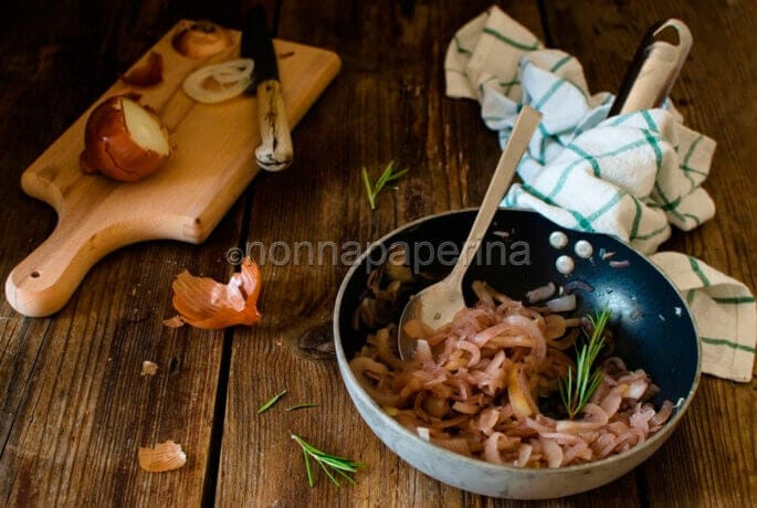 Cipolle stufate o in padella: un veloce e ottimo contorno
