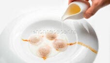 Ravioli di tapioca al vapore con brodo di patate arrosto
