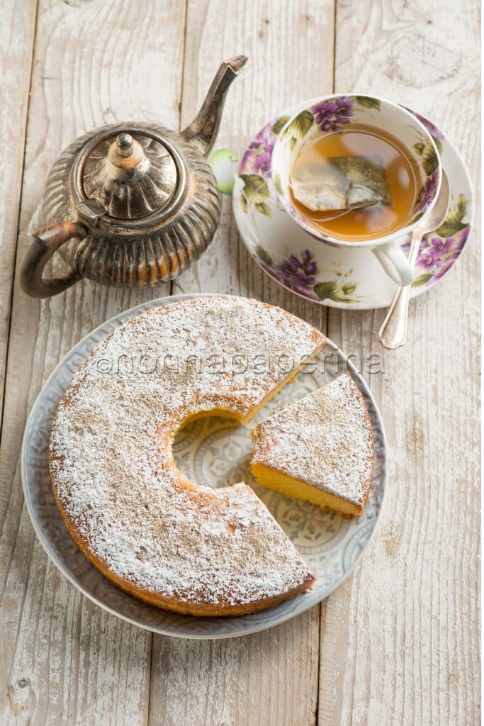 Ciambella allo yogurt con polvere di lucuma
