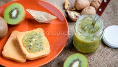 Confettura di kiwi e noci