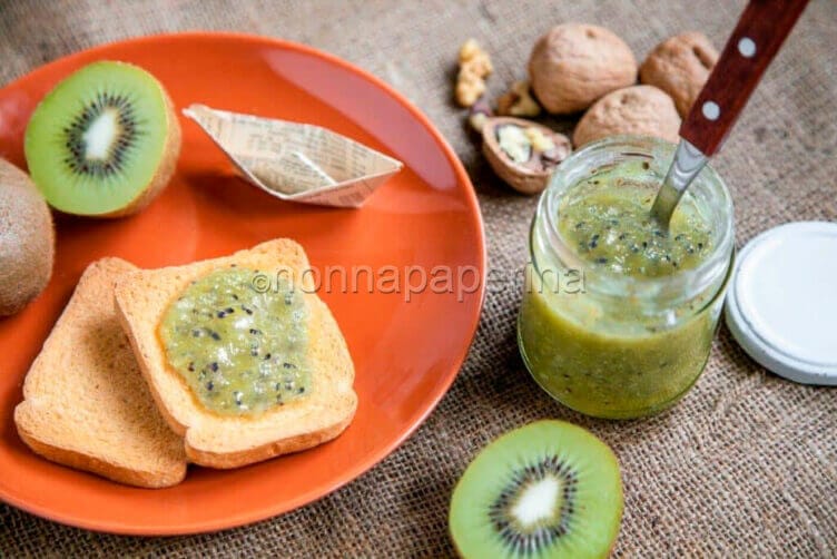 Confettura di kiwi e noci per la colazione Confettura di kiwi e noci